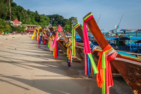 Langes Boot und tropischer Strand, andaman meer, phi phi inseln, thaila — Stockfoto