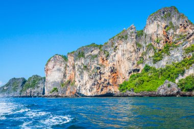 Cliff ve Phi Phi Island Güney yakınındaki bir tekne ile berrak Denizi