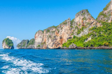 Cliff ve Phi Phi Island Güney yakınındaki bir tekne ile berrak Denizi