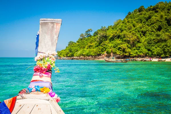 Tradizionale barca di legno in una foto su Koh Phi Phi Island, Thai — Foto Stock