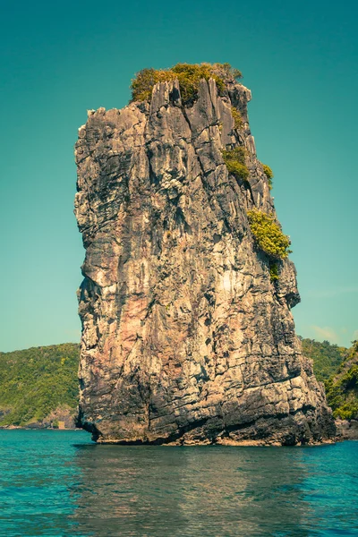Cliff en de heldere zee met een boot in de buurt van Phi Phi eiland in Zuid- — Stockfoto
