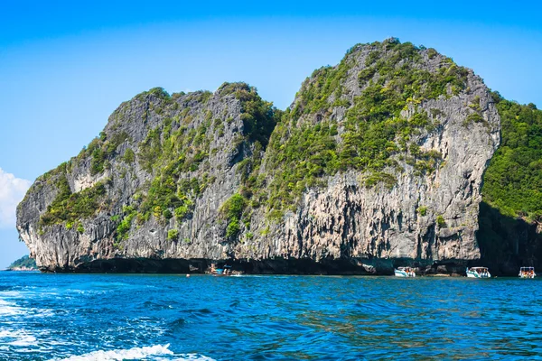 Cliff e o mar claro com um barco perto da ilha Phi Phi no sul — Fotografia de Stock