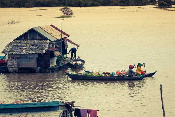 Деревня на воде. Озеро Тонл Сок. Камбоджа — стоковое фото
