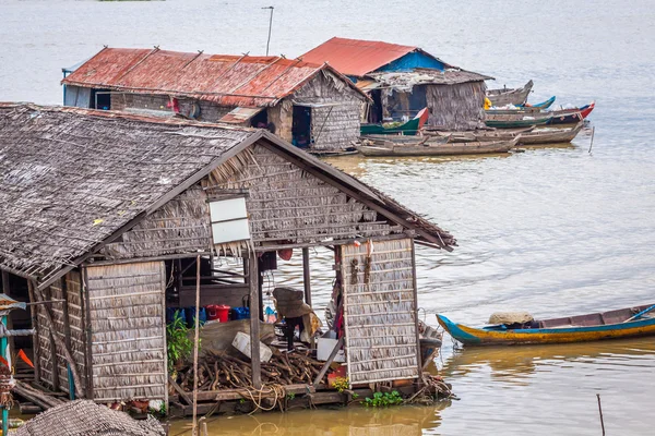 A aldeia na água. Lago Tonle Sep. Camboja — Fotografia de Stock