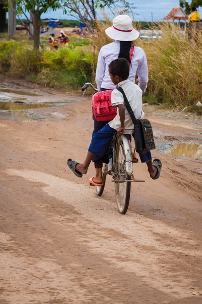 Asijské ženy na kole, Kambodža — Stock fotografie