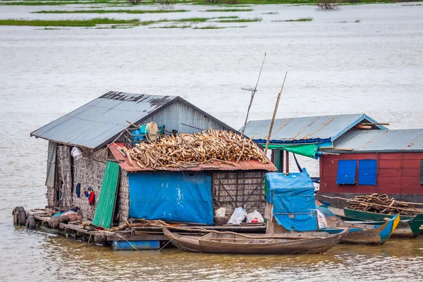 Vesnice na vodě. jezero Tonle sap. Kambodža — Stock fotografie