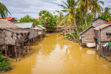 Tipik ev Tonle sap Gölü, Kamboçya.