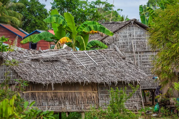 Tipica casa sul lago di linfa Tonle, Cambogia . — Foto Stock