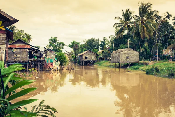 Casa típica no lago Tonle, Camboja . — Fotografia de Stock