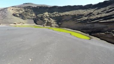 El Golfo, Lanzarote, Kanarya Adaları'ndaki Yeşil Lagün'ün havadan çekilmiş video görüntüleri. İspanya