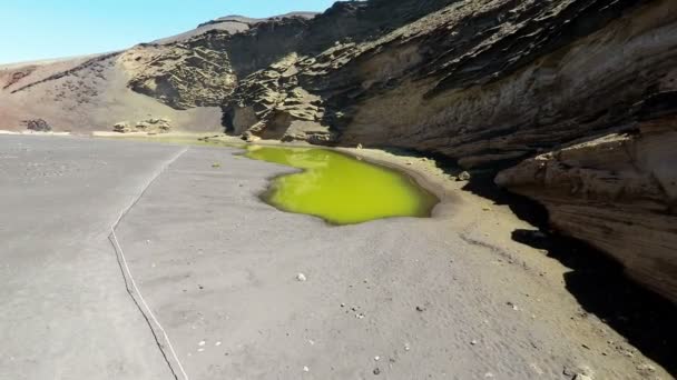 カナリア諸島、ランサローテ島のエルゴルフ場のグリーンラグーンの航空ビデオ映像。スペイン — ストック動画