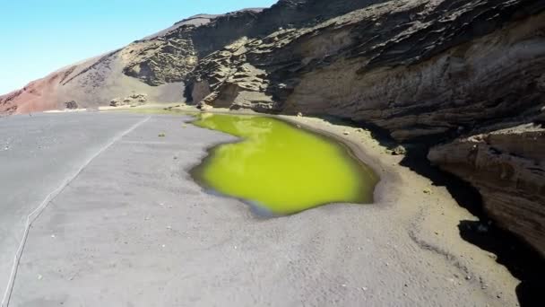 Luchtfoto videobeelden van de groene lagune in El Golfo, Lanzarote, Canarische eilanden. Spanje — Stockvideo