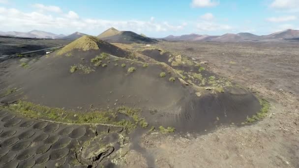Imagens de vídeo aéreas da paisagem vulcânica na ilha de Lanzarote — Vídeo de Stock