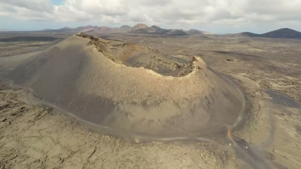 Imagens de vídeo aéreas da paisagem vulcânica na ilha de Lanzarote — Vídeo de Stock