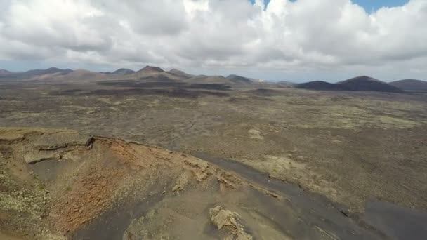 Imagens de vídeo aéreas da paisagem vulcânica na ilha de Lanzarote — Vídeo de Stock