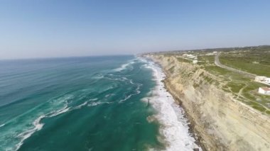 Azenhas do Mar'ın havadan çekilen video görüntüleri, Portekiz'in Sintra kenti yakınlarındaki kayalıklarda.