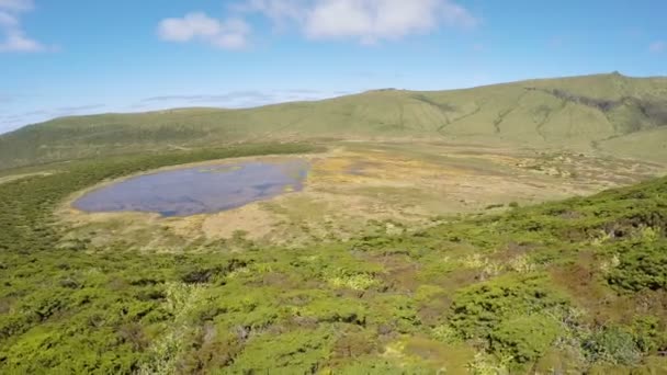 Letecká videozáznam na jezeře Branca, sopka na Azorech, Fárními, Portugalsko — Stock video