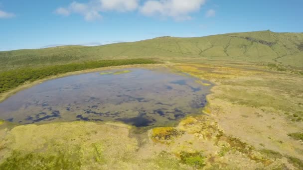 Imagens aéreas do lago branco, vulcão nos Açores, Fayal, Portugal — Vídeo de Stock