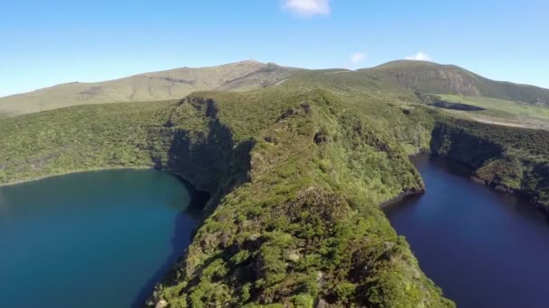 アゾレス諸島の火山のカルデラネグラ、フローレス島、フェイアル、ポルトガルの空中ビデオ映像 — ストック動画