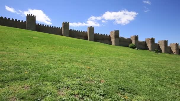 Średniowiecznych murów, zbudowany w stylu romańskim, avila (miasto kamienie i świętych), Hiszpania — Wideo stockowe