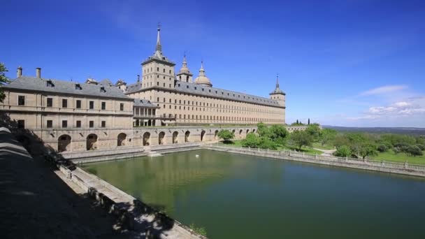 İspanya, Madrid yakınlarındaki San Lorenzo de El Escorial Kraliyet Manastırı — Stok video