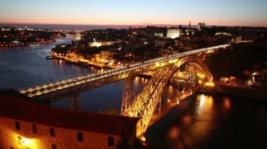 Porto, Portekiz dom luiz Köprüsü ile tarihi şehir gece görüntüsü