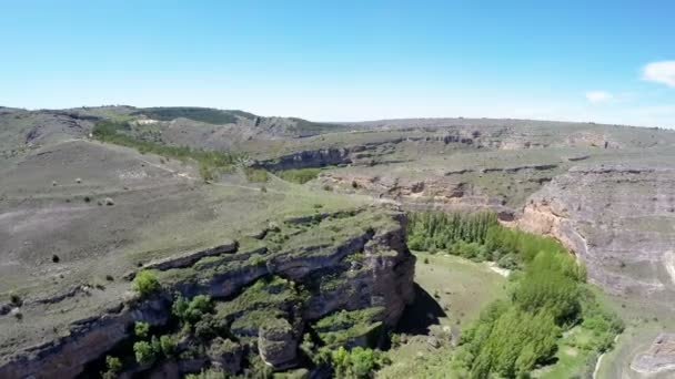 Havadan çekilen duraton kanyonu ve Sepulveda. Segovia. Castilla Leon. İspanya. — Stok video