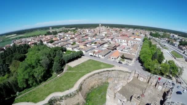 코카 성 (카스티요 데 코카)의 항공 비디오는 15 세기에 지어진 요새이며, 세고비아 지방, 카스티야 y 레온, 스페인 코카에 위치하고 있습니다. — 비디오