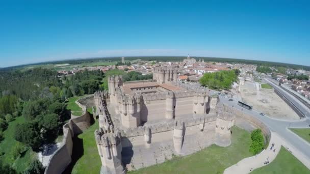 Lotnicze wideo z Coca Castle (Castillo de Coca) jest fortyfikacji zbudowany w XV wieku i znajduje się w Coca, w prowincji Segovia, Castilla y Leon, Hiszpania. — Wideo stockowe