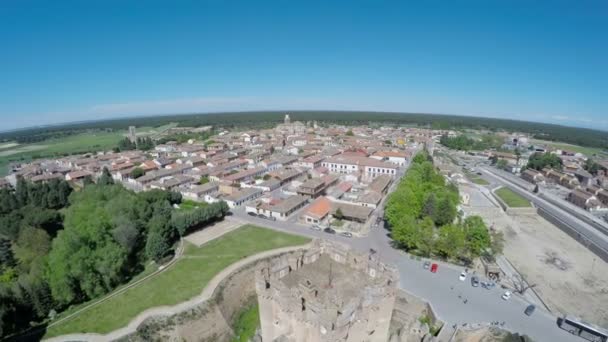 Vídeo aéreo do Castelo da Coca (Castillo de Coca) é uma fortificação construída no século XV e está localizado na Coca, na província de Segóvia, Castela e Leão, Espanha . — Vídeo de Stock