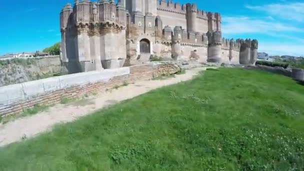 Vídeo aéreo do Castelo da Coca (Castillo de Coca) é uma fortificação construída no século XV e está localizado na Coca, na província de Segóvia, Castela e Leão, Espanha . — Vídeo de Stock