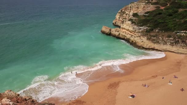 Een weergave van een Praia de Benagil in de Algarve regio, Portugal, Europa — Stockvideo