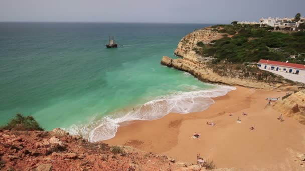 Widok z plaży Praia de Benagil w Europie regionu, Portugalia, Algarve — Wideo stockowe