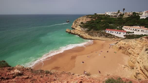 Widok z plaży Praia de Benagil w Europie regionu, Portugalia, Algarve — Wideo stockowe