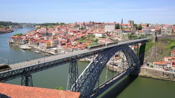 Dom Luis I puente en Oporto en Portugal en un día de verano — Vídeo de stock