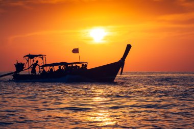 Phi phi Islands, Tayland için gün batımı ile balıkçı teknesi 