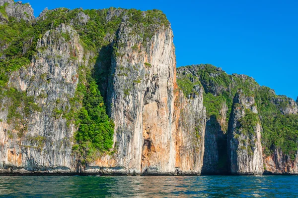 Klippe und das klare Meer mit einem Boot in der Nähe der Insel Phi Phi im Süden — Stockfoto