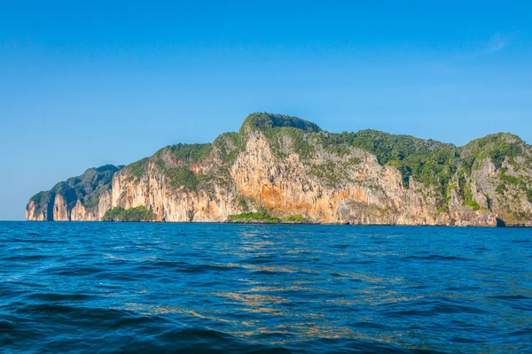 Klippe und das klare Meer mit einem Boot in der Nähe der Insel Phi Phi im Süden — Stockfoto