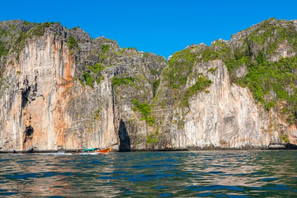 Cliff and the clear sea with a boat near Phi Phi island in south — Stock Photo, Image