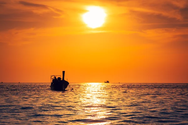 Rybářská loď s západem slunce v ostrovy phi phi, Thajsko — Stock fotografie
