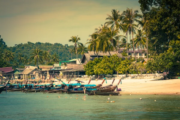 Długi ogon łodzi w wyspie phi phi don, krabi, Tajlandia — Zdjęcie stockowe