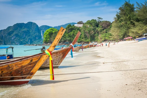Largo barco y playa tropical, Mar de Andamán, Islas Phi Phi, Thaila — Foto de Stock