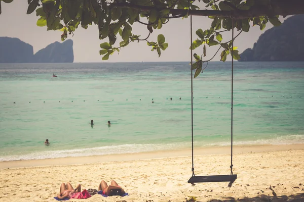 Swing hang from coconut tree over beach, Phi Phi Island, Thailan — Stock Photo, Image