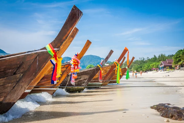 Langes Boot und tropischer Strand, andaman meer, phi phi inseln, thaila — Stockfoto