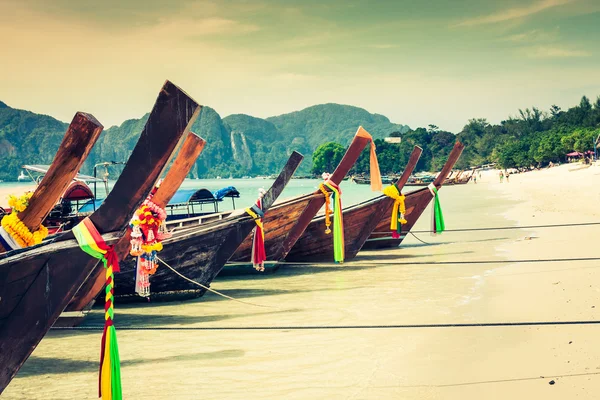 Long boat and tropical beach, Andaman Sea, Phi Phi Islands, Thaila — стоковое фото