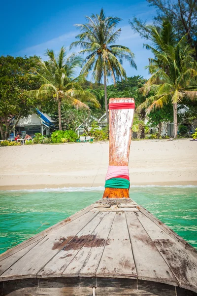 Longo barco e praia tropical, Mar de Andamão, Phi Phi Islands, Thaila — Fotografia de Stock