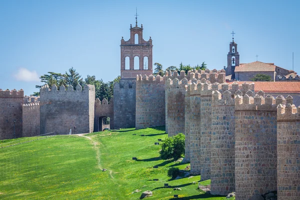 Ávila. Vista detallada de las murallas de Ávila, también conocidas como murallas de ávila . — Foto de Stock