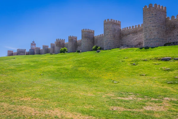 Tembok kota abad pertengahan indah Avila, Spanyol, daftar UNESCO — Stok Foto