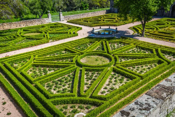 スペインのマドリードの近くのサン ・ ロレンツォで城・ エスコリアル ガーデン — ストック写真