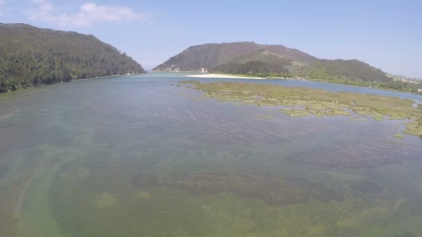 리아 티 나 사소한 공중 장면입니다. Nansa 강 입입니다. 발 데 산 Vicente, 칸타브리아의 자치 제. — 비디오